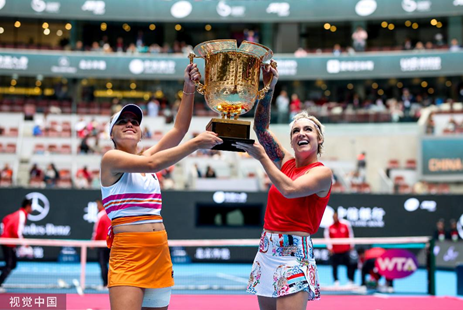 [NBA]詹姆斯持球单打 转身突破打板上篮得分.